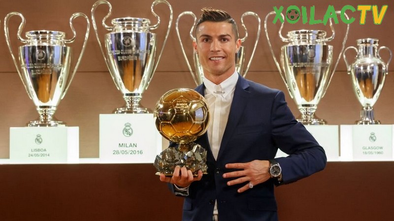 Cristiano Ronaldo là cầu thủ bóng đá nổi tiếng sở hữu 5 quả bóng vàng